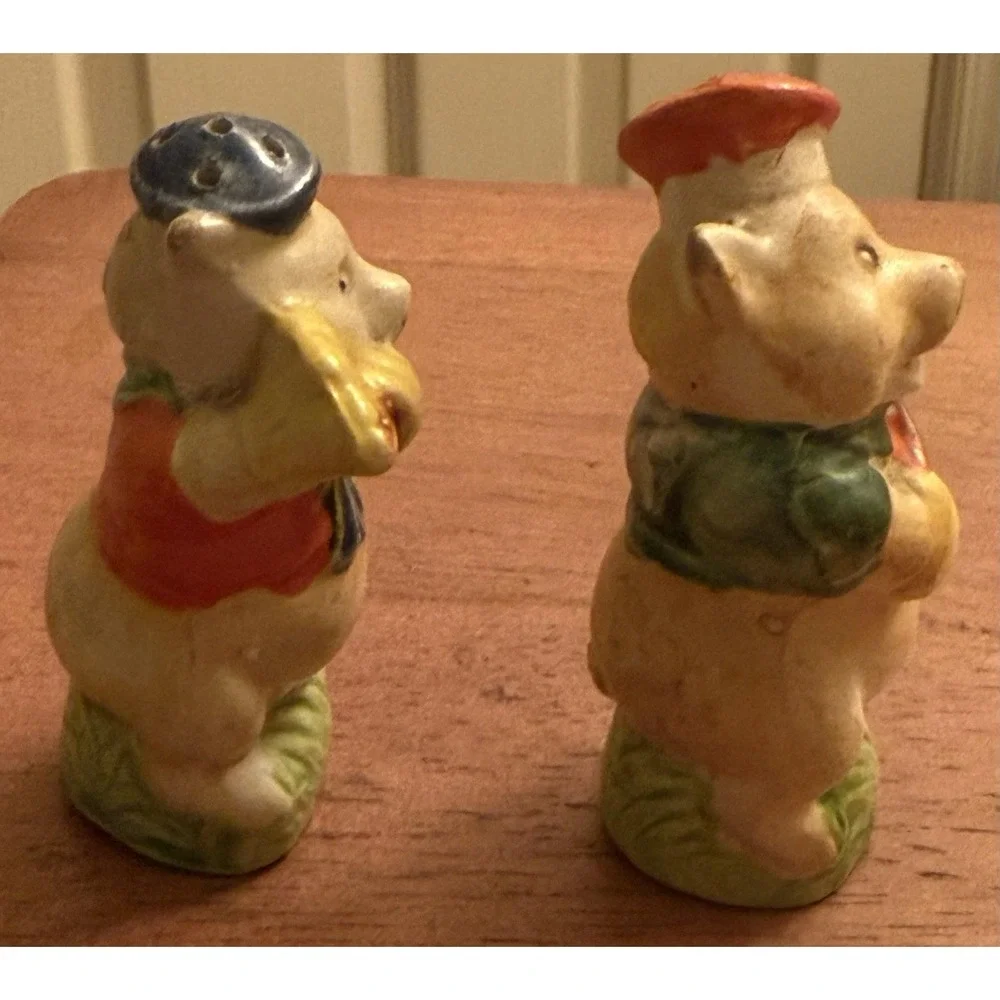 Vintage Three Little Pigs Playing Music Salt and Pepper Shakers Japan‎